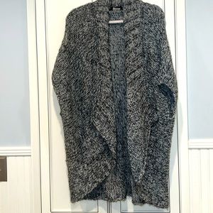 Super warm wrap with small pockets